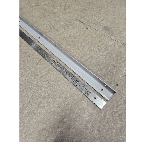 RVS spatlap hoeklijn + strip met gaten, pasklaar voor onder de achterbumper